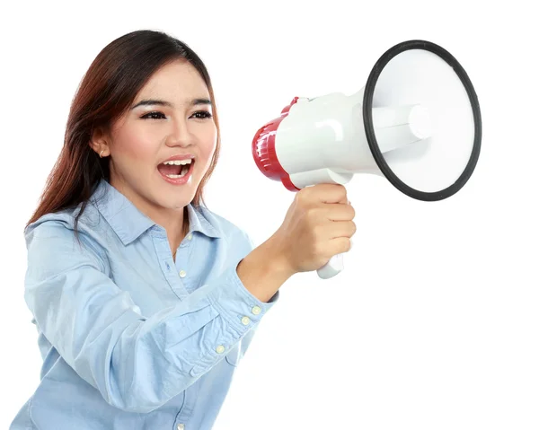 Jovem mulher atraente gritando usando megafone — Fotografia de Stock