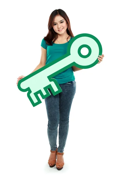 Mulher asiática segurando sinal chave — Fotografia de Stock