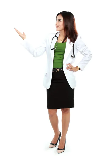 Ritratto di medico donna a corpo intero che mostra un'area vuota — Foto Stock