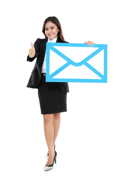 Bild einer lächelnden Geschäftsfrau mit Umschlagschild — Stockfoto