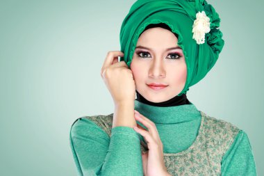 hijab giyen güzel bir kadın portresi