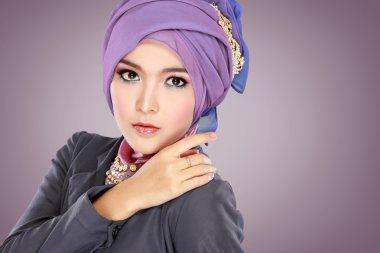 hijab giyen güzel bir kadın portresi