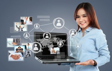 dizüstü pc tutan ve sosyal şebeke sörf iş kadını