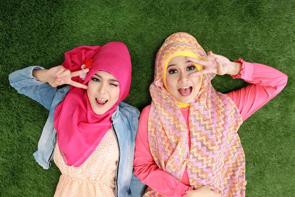 Twee Moslimvrouw liggen op gras — Stockfoto