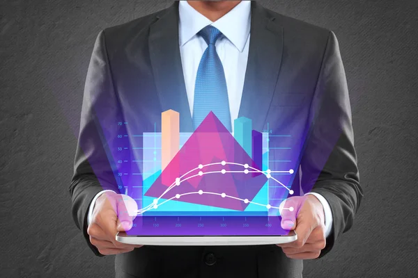 Empresario con tableta pc que muestra la forma del triángulo del gráfico brillante —  Fotos de Stock