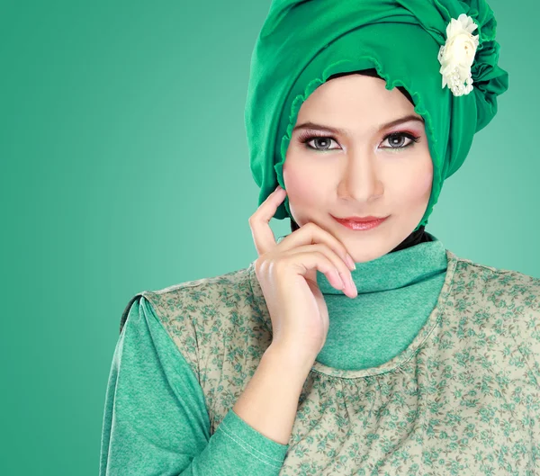 Retrato de mulher bonita vestindo hijab — Fotografia de Stock