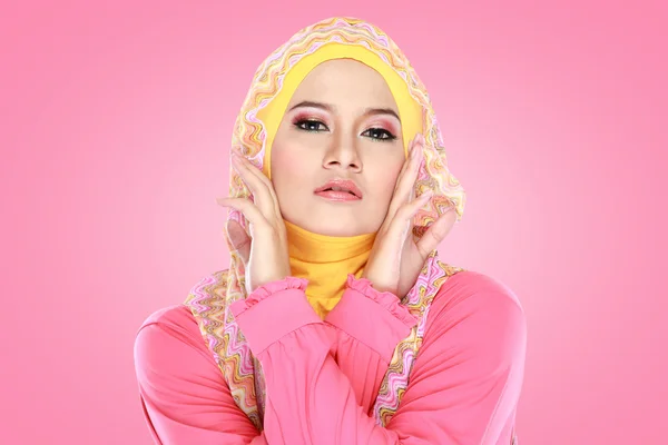 Retrato de una hermosa mujer usando hijab —  Fotos de Stock