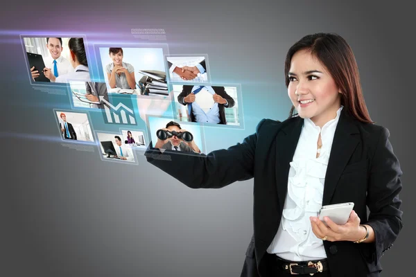 Empresária segurando smartphone e usando touchscreen digital t — Fotografia de Stock