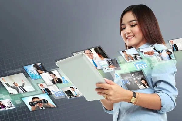 Portrét úspěšná mladá žena s tabletem — Stock fotografie