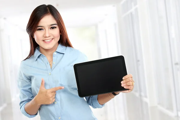 Jovem mulher de negócios mostrando tela tablet — Fotografia de Stock