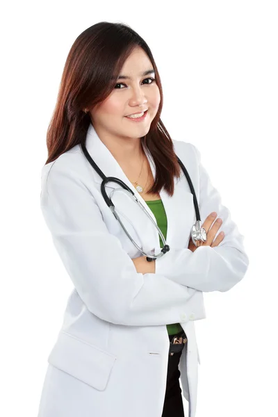 Vrouwelijke Aziatische arts dragen een witte vacht en de stethoscoop met ar — Stockfoto