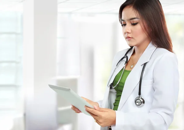 Retrato de la joven médico feliz con portapapeles — Foto de Stock