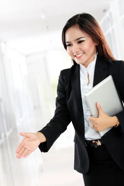 Attraente donna d'affari con una mano aperta pronta per la stretta di mano — Foto Stock