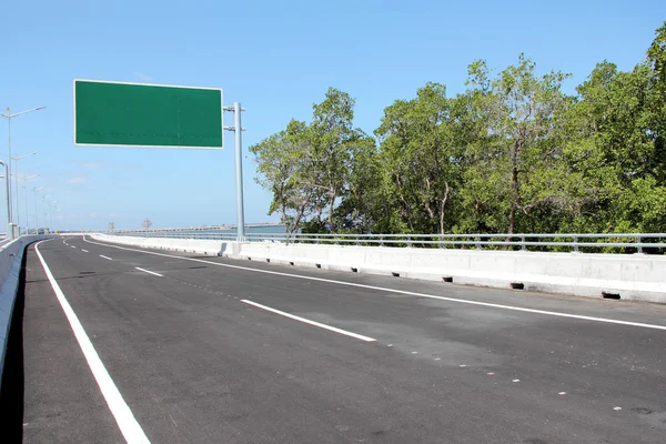 Anúncio em branco ou sinalização rodoviária — Fotografia de Stock