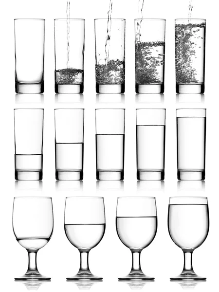 Agua que fluye en un vaso — Foto de Stock