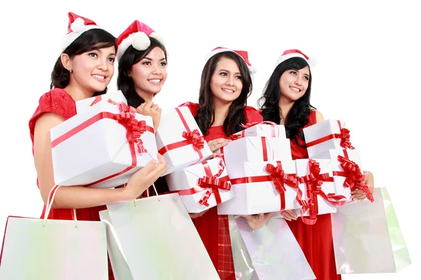 Pessoas engraçadas felizes com Natal santa chapéu segurando caixas de presente um — Fotografia de Stock