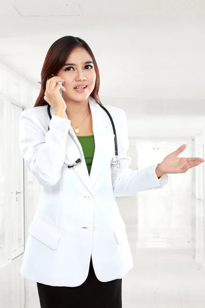 Medico donna che parla con il cellulare — Foto Stock