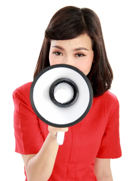 Retrato de uma jovem gritando com um megafone — Fotografia de Stock