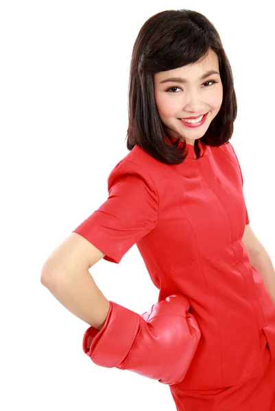 Mulher sorrindo feliz vestindo luvas de boxe vermelho — Fotografia de Stock