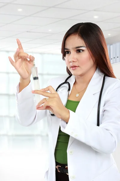 Asiática mujer médico de usar un blanco abrigo y estetoscopio holdi —  Fotos de Stock