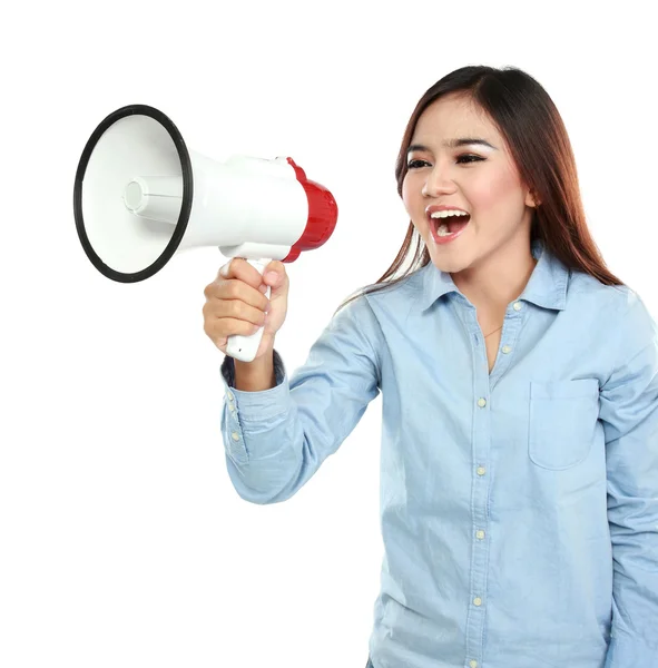 Mulher asiática gritando com um megafone — Fotografia de Stock