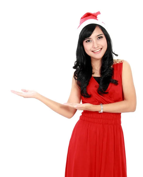 Hermosa mujer en Navidad sombrero de santa mostrando espacio de copia —  Fotos de Stock