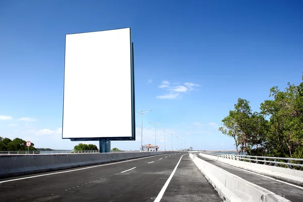 Anúncio em branco ou sinalização rodoviária — Fotografia de Stock