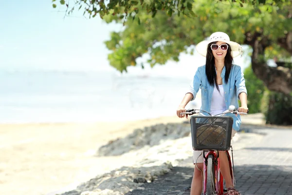 女性が楽しんで、ビーチでの乗馬の自転車 — ストック写真