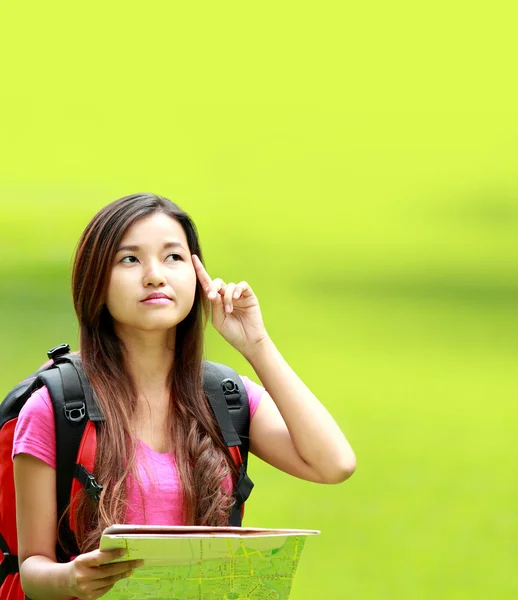 Asiático estudante pensando algo no parque — Fotografia de Stock