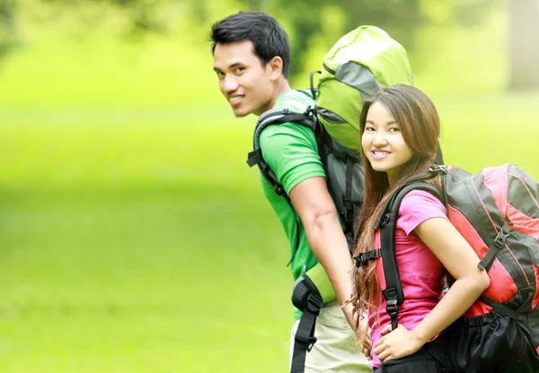 Jonge man en vrouw in het park camping Rechtenvrije Stockfoto's