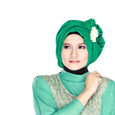 Yeşil maliyet ile genç güzel bir Müslüman kadın moda portre