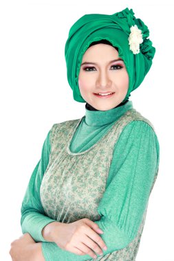 Yeşil maliyet ile genç güzel bir Müslüman kadın moda portre