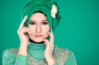 Yeşil maliyet ile genç güzel bir Müslüman kadın moda portre