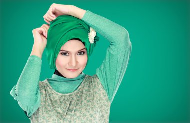 Yeşil maliyet ile genç güzel bir Müslüman kadın moda portre