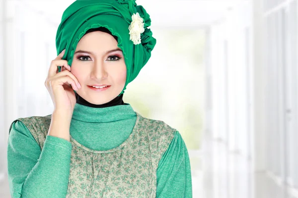 Giovane felice bella donna musulmana con costume verde indossando ciao — Foto Stock