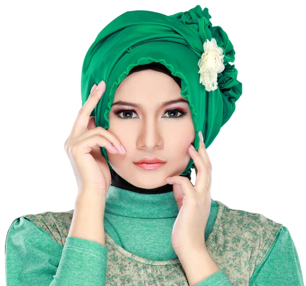 Módní portrét mladé krásné muslimské ženy s zeleným náklady — Stock fotografie