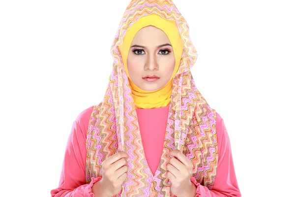 Retrato de moda de joven hermosa mujer musulmana con traje rosa — Foto de Stock
