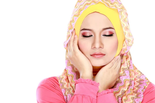 Retrato de moda de joven hermosa mujer musulmana con traje rosa — Foto de Stock