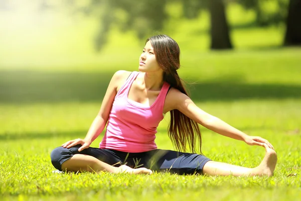 Girl doing workout on grass — Stock Photo, Image