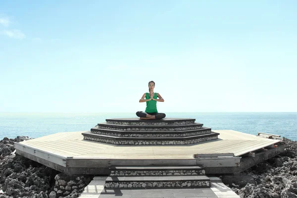 Mujer joven en la playa haciendo meditación —  Fotos de Stock