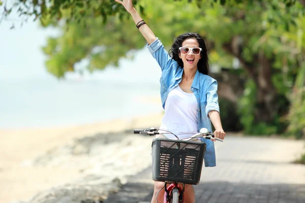 Frau hat Spaß beim Fahrradfahren am Strand — Stockfoto