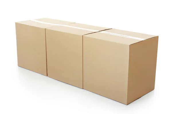 Три закрытые картонные коробки — стоковое фото