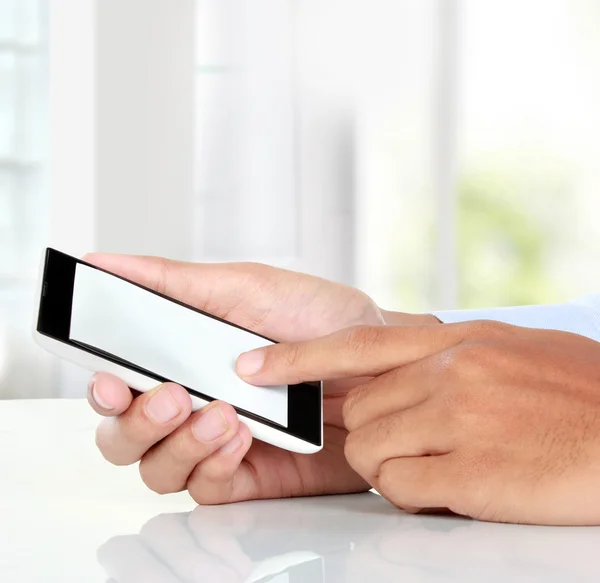 Hombre de negocios mano celebración de teléfono inteligente móvil con pantalla en blanco — Foto de Stock