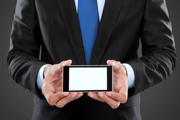 Affärsman håller smarta mobiltelefon med blank skärm — Stockfoto