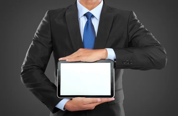 Foto de un hombre de negocios mostrando el monitor de la tableta en blanco —  Fotos de Stock