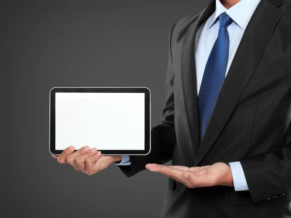 Foto de um empresário mostrando monitor tablet PC em branco — Fotografia de Stock