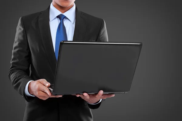 Empresario trabajando en una computadora portátil — Foto de Stock