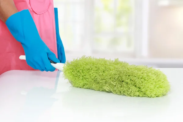 Reiniging met behulp van zachte stofdoek — Stockfoto
