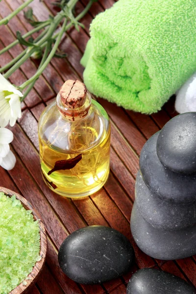 Piedras zen y productos de aceite de spa — Foto de Stock