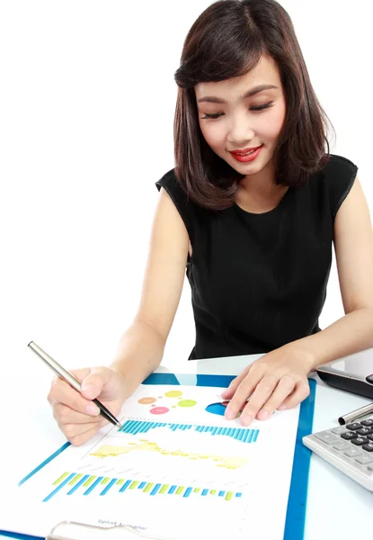 Geschäftsfrau arbeitet auf ihrem Schreibtisch — Stockfoto